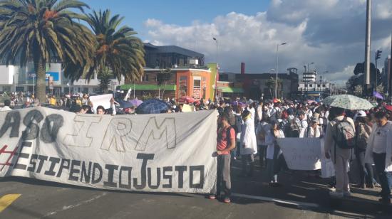 Estudiantes de Medicina protestan en Quito por el pago del estipendio.