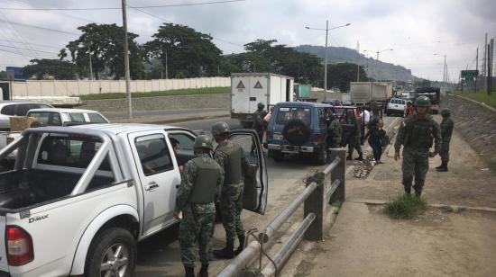 Militares en los exteriores de la Penitenciaría del Litoral el 14 de mayo de 2019.