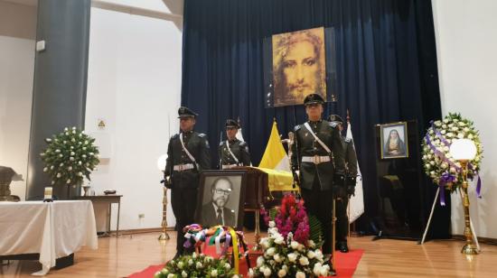 Una capilla ardiente se instaló en honor a Julio César Trujillo en la Universidad Católica de Quito