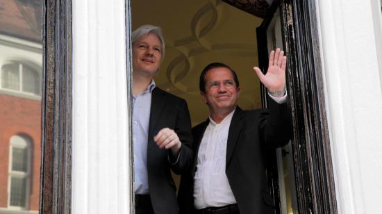 Julian Assange, fundador de Wikileaks, junto a Ricardo Patiño, excanciller del Ecuador, en la Embajada de Ecuador en Londres el 16 de junio del 2013.