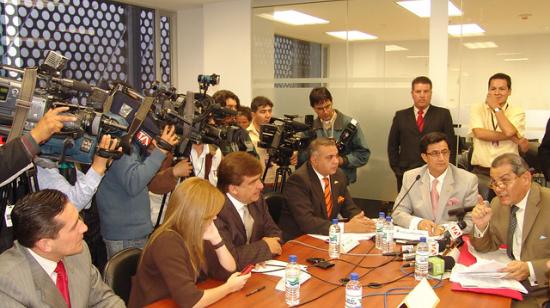 En 2009, Fabricio Correa acudió a la Comisión de Fiscalización de la Asamblea para denunciar supuestos casos de corrupción en el gobierno de su hermano. 