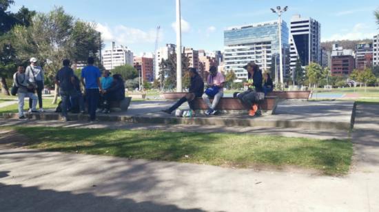 Ciudadanos venezolanos descansan en el parque La Carolina, en Quito.