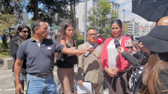 Verónica Pinargote, exasesora de Karina Arteaga, junto a su abogado Roger Castro, después de la presentación de su denuncia en la Fiscalía General del Estado.