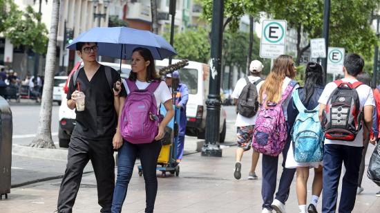 Ciudadanos caminando en las calles de Guayaquil.