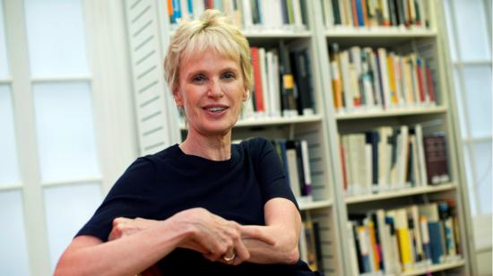 La escritora estadounidense Siri Hustvedt posa durante una rueda de prensa en el Instituto Cervantes de Londres, en Reino Unido, tras ser galardonada con el Premio Princesa de Asturias de las Letras. 