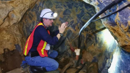 Óscar Loor, gerente de la empresa de pequeña minería Bira, en el interior de una mina turística Sexmo en Zaruma, provincia de El Oro.