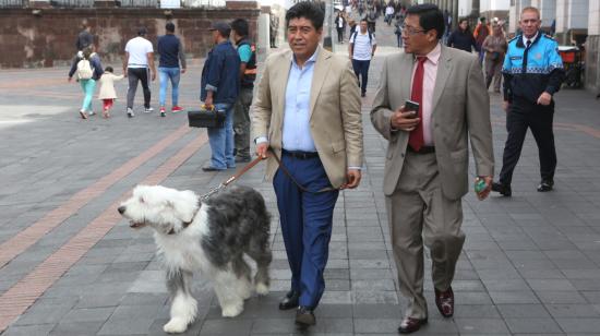 El alcalde Jorge Yunda, acompañado de su mascota Zeus.