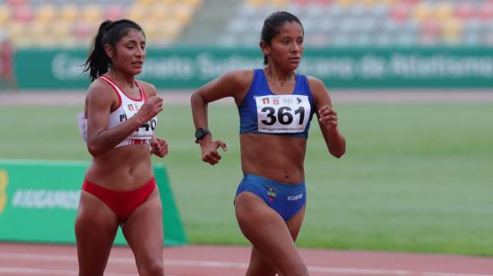 Karla Jaramillo (derecha) ganó medalla de Oro en Perú