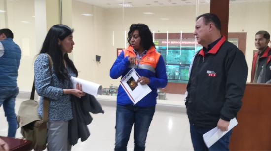 Alexandra Ocles (centro) conversa con Juan Zapata y Silvana Hidalgo.