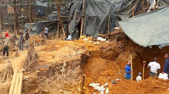 Mineros de varias nacionalidades viven hacinados en la montaña y extraen oro de manera ilegal.