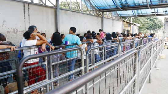 Largas filas de familiares de reos se forman afuera de la Penitenciaría del Litoral, en Guayaquil. 