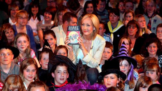 Archivo. La escritora J K Rowling posa para los medios en el Museo de Historia Natural en Londres, en julio 2007.