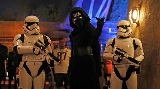 Tres personas disfrazadas de personajes de Star Wars saludan a los visitantes Anaheim.