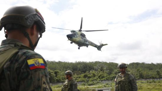 Un soldado mira un helicóptero en el Batallón de Infantería de Marina “San Lorenzo”.