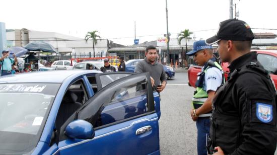 Agentes de la Policía y ATM controlan los exteriores de la Universidad de Guayaquil. 