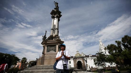 Germán Fonseca explica la historia de la Plaza de la Independencia. ël es parte de una grupo de guías turísticos ciegos que recorren Quito..