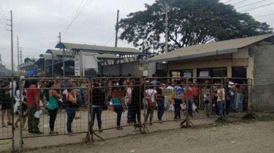 Decenas de mujeres acudieron hasta la Penitenciaría del Litoral en busca de información de sus familiares. 