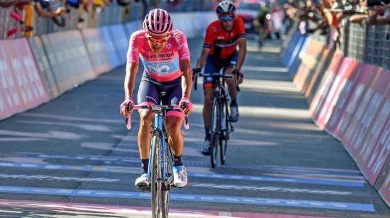 El ciclista ecuatoriano Richard Carapaz y el italiano Vincenzo Nibali cruzan la línea de meta durante la etapa No. 20 del Giro d'Italia.