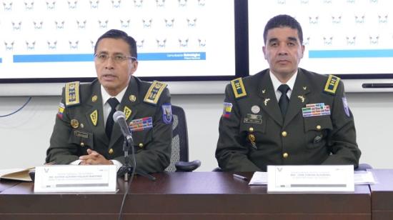 General Byron Vallejo (izq.), director de Contingencia Penitenciaria  y coronel José Vargas, subsecretario de Policía.