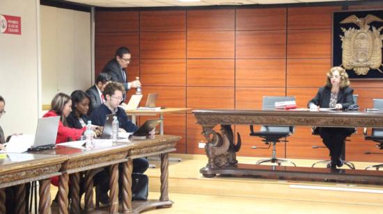 La jueza Daniella Camacho (izquierda) y la fiscal general Diana Salazar (derecha, al centro) durante la audiencia de formulaciónd e cargos contra Alexis Mera y María de los Ángeles Duarte.