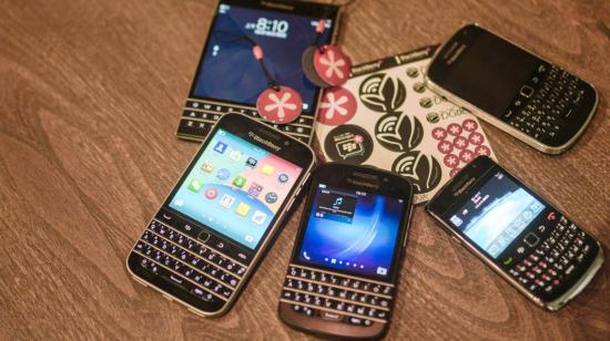 Distintos modelos de teléfonos BlackBerry, los primero y hace pocos años los más populares teléfonos inteligentes.