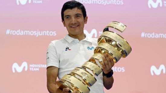 El ciclista Richard Carapaz posa con su trofeo tras vencer en el Giro de Italia 2019.