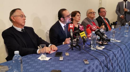 Hernán Pérez Loose, Pablo Dávila, Rosalía Arteaga, Simón Espinosa y Enrique Ayala Mora, miembros del Comité de Reinstitucionalización.