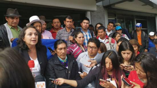 El prefecto azuayo Yaku Pérez durante una rueda de prensa en los exteriores de la Corte Constitucional.