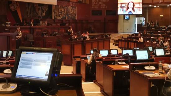 María Fernanda Espinosa escucha la lectura del informe en su contra en el desarrollo del juicio político