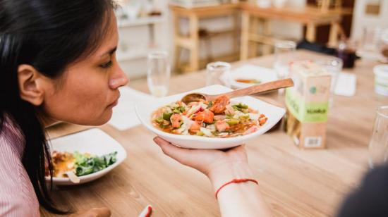 En los talleres de Pepa Falquez, los asistentes aprenden a combinar los fermentados en sus platos. 