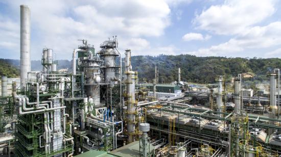 Panorámica de la Refinería Estatal de Esmeraldas, la mayor planta industrial de Ecuador, en junio de 2019.