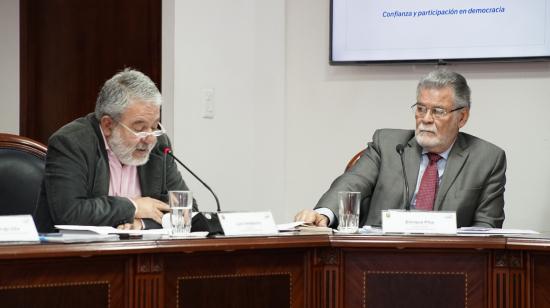 Los vocales Luis Verdesoto y Enrique Pita, durante la reunión del Pleno del CNE, el 6 de junio del 2019.