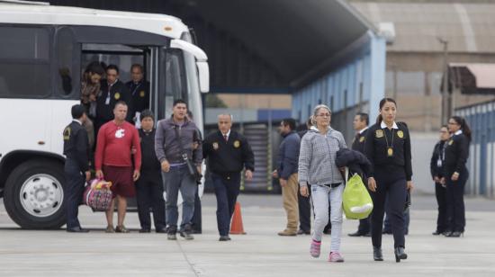 Un grupo de ciudadanos venezolanos son conducidos a un avión militar para ser deportados  desde Lima.