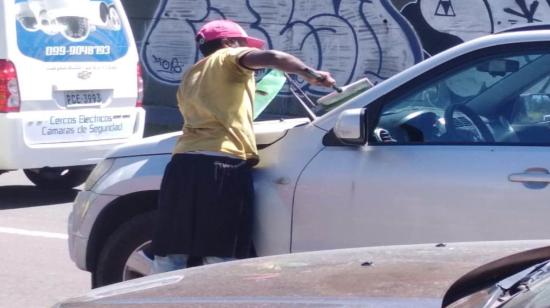 Limpiaparabrisas trabajan en las calles de Quito.