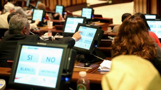 Votación durante el juicio político a María Fernanda Espinosa en la  Asamblea Nacional, el 5 de junio de 2019