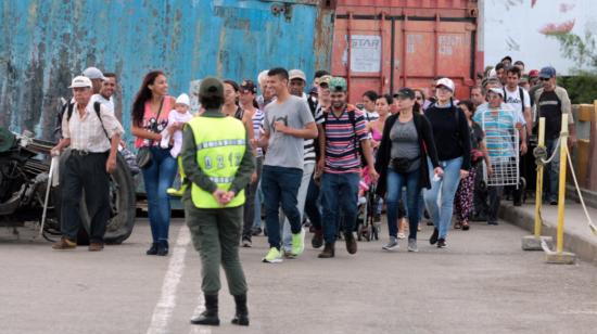 Ciudadanos venezolanos cruzan desde su país hacia Colombia este sábado, por el Puente Internacional Simón Bolívar, en Cúcuta (Colombia).