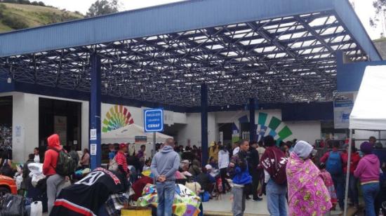 Largas filas de venezolanos aún se forman en el puente Rumichaca, frontera entre Ecuador y Colombia. 