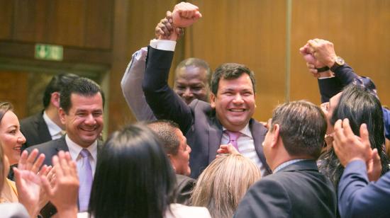 El asambleísta César Litardo alza los brazos en señal de triunfo tras ser elegido presidente de la Asamblea Nacional, el 14 de mayo de 2019.