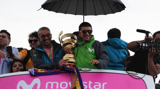 Richard Carapaz, campeón de la última edición del Giro de Italia, fue recibido por miles de personas a su llegada a Quito. 
