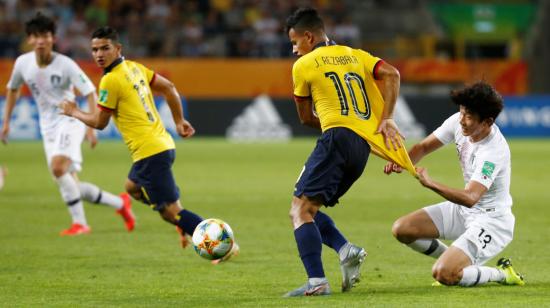 Jordan Rezabala disputa un balón con Jae-Hyeon Ko, durnate el partido por la semifinal del Mundial Polonia 2019.