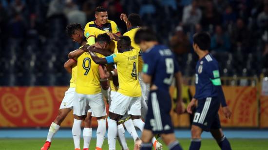 La selección ecuatoriana festeja su primer gol ante Japón.