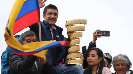 Richard Carapaz saluda durante su recibimiento este miércoles 12 de junio de 2019 en Tulcán.