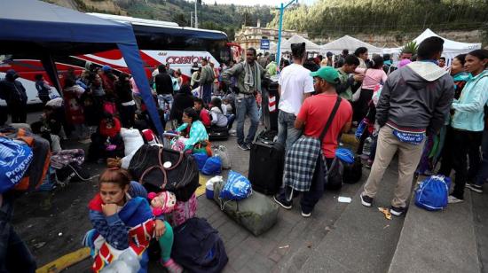 Autoridades advirtieron  de un aumento del flujo de migrantes venezolanos en el puente de Rumichaca.