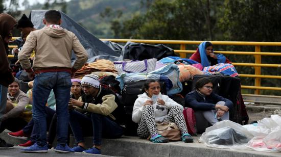 Venezolanos se han agolpado en el puente de Rumichaca para ingresar a Ecuador desde 2018.