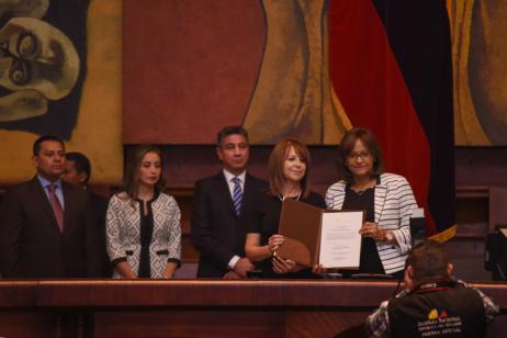 Patricia Esquetini (segunda desde la derecha) recibe el nombramiento de vocal del CJ de manos de la expresidenta de la Asamblea Nacional, Elizabeth Cabezas.