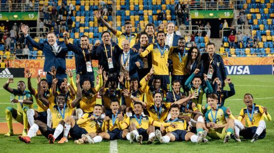 Los jugadores y el cuerpo técnico de la selección sub 20 de Ecuador, celebran el bronce obtenido en el Mundial Polonia 2019.