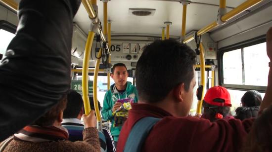 El venezolano Germán Ventura se gana la vida vendiendo golosinas en los buses del sistema de transporte municipal de Quito.