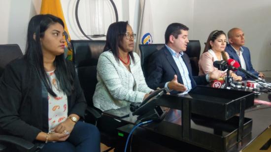 Victoria Desintonio, Rosa Chalá, José Tuárez, María Fernanda Rivadeneira y Walter Gómez, en la rueda de prensa sobre la falta de claridad de los archivos del CPCCS.