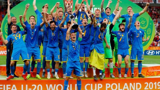 Los jugadores de la selección de Ucrania levantan el trofeo que los acredita como campeones del Mundial sub 20 de Polonia 2019.