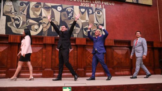 El sacerdote  José Tuárez y Walter Gómez durante el ingreso a la ceremonia de posesión en la Asamblea. Hoy pueden ser censurados.